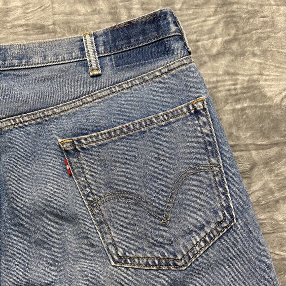 Vintage Levi’s 550 Relaxed Fit Jeans Men’s Size 38x30 Light Blue Denim - Picture 9 of 11